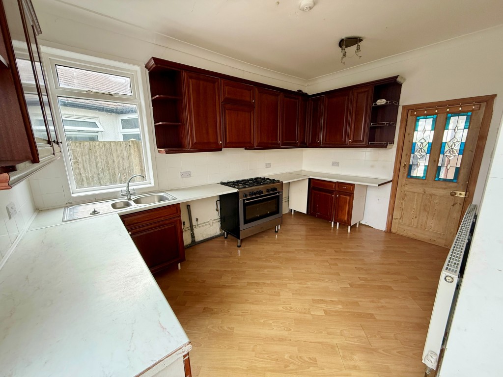 Lot: 131 - SPACIOUS THREE-BEDROOM SEMI IN GOOD LOCATION - Kitchen